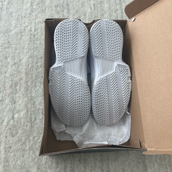NEW Adidas 7.5 Women's Game Court Tennis Shoes Sneakers White Cream New in Box - Picture 3 of 6